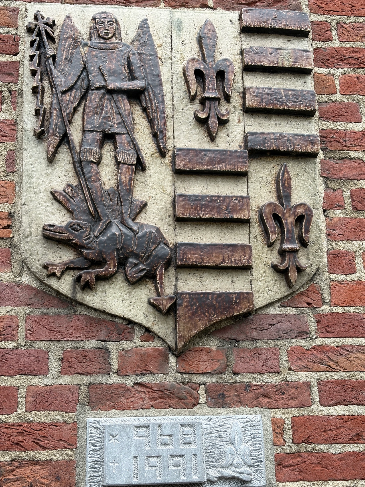 Het gemeentewapen van Herten aan de bakstenen gevel van het voormalige gemeentehuis